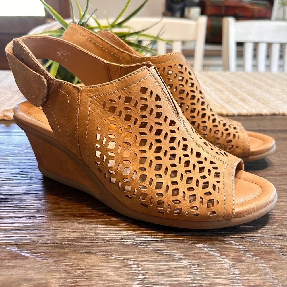 Earth‎ Origins Cascade Camel Wedge Sandals Leather Tan Cutout Ankle Strap 9B